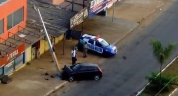 Princípio de incêndio no carro assusta motorista após acidente, em Aparecida de Goiânia